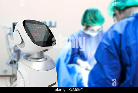 Consulente di robotica tecnologia di servizio nel settore sanitario smart hospital , l'intelligenza artificiale del concetto. Surgury Medici in sala operatoria e display del robot Foto Stock