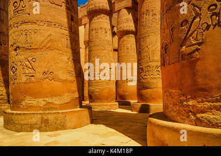 Grande Hypostyle Hall presso i Templi di Luxor (antica Tebe). Le colonne del tempio di Luxor a Luxor, Egitto Foto Stock