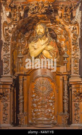 Cordoba, Spagna - 29 maggio 2015: la statua scolpita di flagellato Gesù Cristo in scarleat ricoprire nella Chiesa real Colegiata de san hipolito Foto Stock