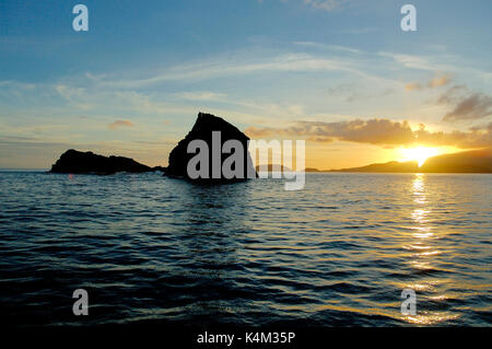 Piccole isolette (Ilhéu Deitado e Ilhéu em Pé) al tramonto. Pico, isole Azzorre. Portogallo Foto Stock
