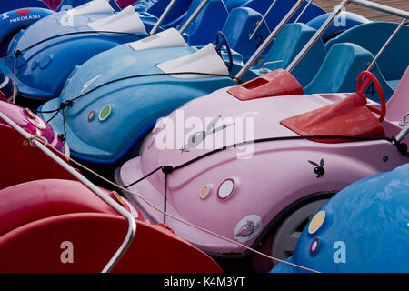 Colorate a forma di automobili moto d acqua in affitto sul lago mikolajskie. mikolajki, la Masuria - Polonia. Foto Stock