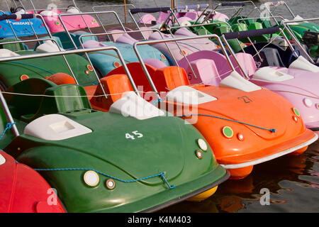 Colorate a forma di automobili moto d acqua in affitto sul lago mikolajskie. mikolajki, la Masuria - Polonia. Foto Stock