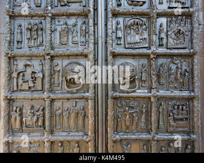 Dettaglio del bronzo antico magdeburg porte di st. sophia nella cattedrale di Veliky Novgorod, Russia, 1153 anno Foto Stock