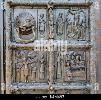 Dettaglio del bronzo antico magdeburg porte di st. sophia nella cattedrale di Veliky Novgorod, Russia, 1153 anno Foto Stock