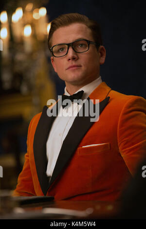 Kingsman: Il Golden Circle è una imminente 2017 azione angloamericano spy film diretto da Matthew Vaughn e è il sequel di film 2015 Kingsman: il servizio segreto. Le stelle del cinema Colin Firth, Julianne Moore, Taron Egerton, Mark Strong, Halle Berry, Elton John, Channing Tatum e Jeff Bridges. Questa fotografia è per il solo uso editoriale ed è il copyright del film company e/o il fotografo assegnato dal film o società di produzione e può essere riprodotto solo da pubblicazioni in congiunzione con la promozione del film di cui sopra. Un credito per il film company è richiesto. T Foto Stock