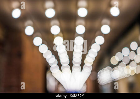 Abstract sfondo bokeh di luci di passaggio di vicolo che conduce per uscire Foto Stock