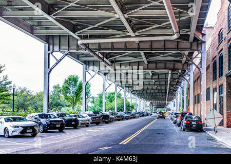 Washington DC, Stati Uniti d'America - 4 Agosto 2017: il traffico sotto il ponte stradale in serata in centro quartiere di Georgetown Foto Stock