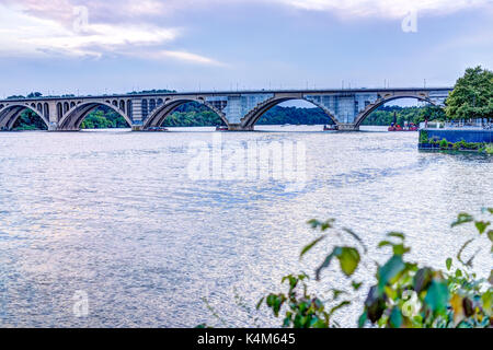 Washington DC, Stati Uniti d'America - 4 Agosto 2017: Francis Scott Key Bridge durante il tramonto con il Fiume Potomac e luce blu in Georgetown Waterfront Park Foto Stock