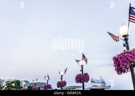 Georgetown waterfront harbour park decorazioni su riverfront in serata con il fiume Potomac, barca e la luna piena in Washington DC Foto Stock