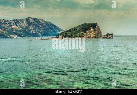 Panorama della vista dell'isola di san nicola vicino alla città di Budva, una famosa località turistica in Montenegro, in Europa. Foto Stock