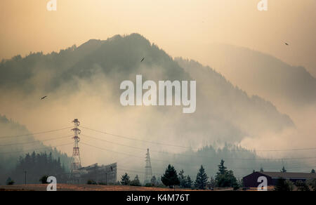 Fumo pesante dalla Eagle Creek Fire sovrasta la Bonneville Lock & Dam sett. 5, 2017. Foto Stock