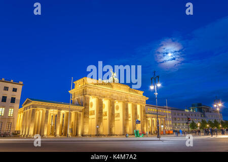 Berlino skyline notturno presso la Porta di Brandeburgo (Brandenburger Tor), Berlino, Germania Foto Stock