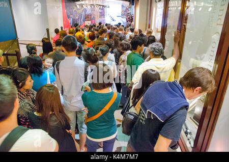 HONG KONG - Maggio 03, 2013: picco prende il treno passeggeri al Victoria Peak. Il picco è una delle più famose attrazioni della città. Foto Stock