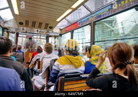 HONG KONG - Maggio 03, 2013: picco prende il treno passeggeri al Victoria Peak. Il picco è una delle più famose attrazioni della città. Foto Stock