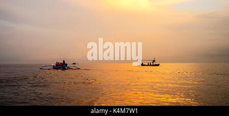 Mattina, sunrise su Lovina Beach, Bali Foto Stock