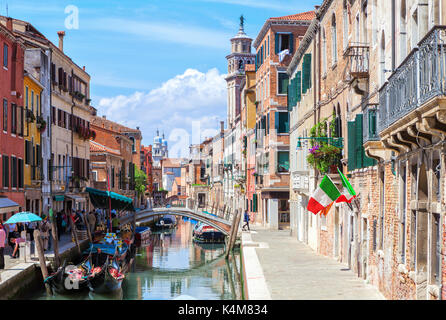 Vista del colorato Canal a Venezia presso la mattina di sole, Italia. Foto Stock