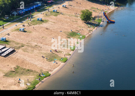 Mosca, Russia - agosto 18, 2017: la gente sulla spiaggia di sabbia nella pittoresca baia di mosca nel fiume myakinino distretto della città di Mosca. La baia è allagato san Foto Stock