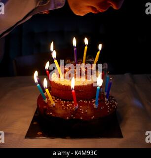 Candele di compleanno che sono bruciate fuori Foto Stock