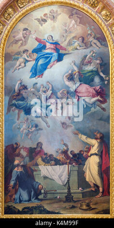 Vienna, Austria - 30 luglio 2014: la pittura di assunzione della vergine Maria sul lato altare di san Carlo Borromeo chiesa di Sebastiano Ricci (1734) Foto Stock