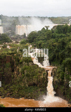 Una piccola cascata a Iguazu falls veiw dal Brasile Foto Stock