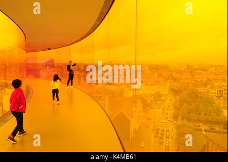 I bambini a giocare all'interno di 'Il panorama arcobaleno", Olafur Eliasson la spettacolare opera d'arte sul tetto del ARoS Kunstmuseum ad Aarhus in Danimarca Foto Stock