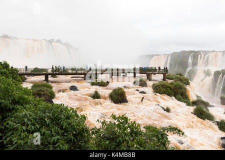 I turisti in passerella a Iguazu falls veiw dal Brasile Foto Stock