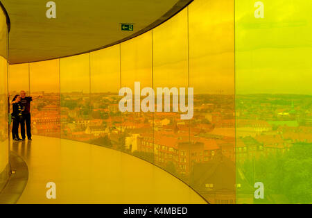 Un paio di prendere ammirando la vista da "Il panorama arcobaleno", Olafur Eliasson opera d'arte sul tetto del ARoS Kunstmuseum ad Aarhus in Danimarca Foto Stock