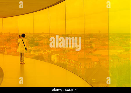 Un turista a scattare foto all'interno di 'Il panorama arcobaleno", Olafur Eliasson opera d'arte sul tetto del ARoS Kunstmuseum ad Aarhus in Danimarca Foto Stock