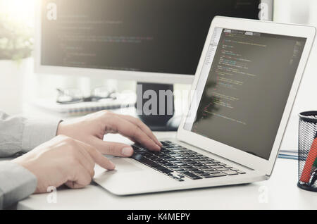 Lavoro Programmatore occupato di sviluppo software in ufficio della società. Programmatore di codice di programma di computer technology office software mani sul concetto di notebook Foto Stock