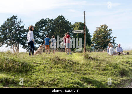 I visitatori su rodborough comune nella Southern Cotswolds vicino a Stroud gloucestershire England Regno Unito Foto Stock