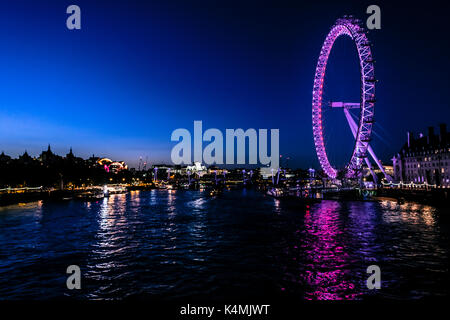 Il London Eye e il fiume Tamigi di notte Foto Stock