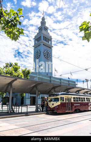 San Francisco, California, Stati Uniti d'America - 5 luglio 2017 :il beige rosso tram di fronte al Ferry Building edificio orologio Foto Stock