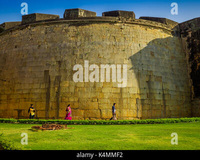 Jaipur, India - 25 agosto 2017: unidentified gente camminare nei pressi di un grande muro di un edificio in India Foto Stock