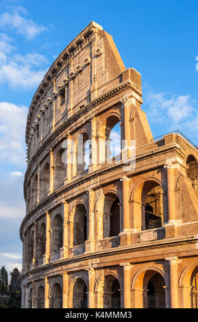 Roma ITALIA Roma Roma Colosseo o Anfiteatro Flavio la sera presto luce bassa Roma Lazio Italia Europa UE Foto Stock