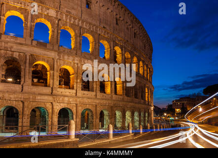 Italia Roma ITALIA Roma Colosseo o Anfiteatro Flavio di notte con semaforo sentieri Roma Lazio Italia Europa UE Foto Stock