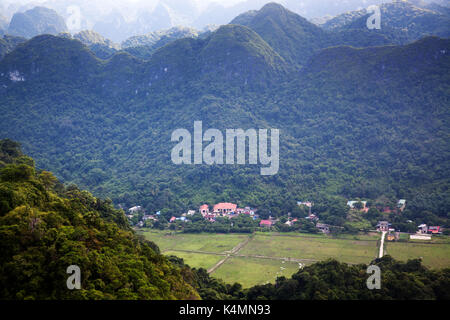 Il viet hai villaggio in cat ba island, Vietnam Foto Stock