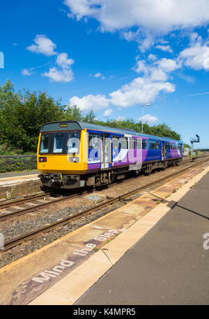 Northern line classe 144 treno Pacer sulla east coast line lasciando Seaton Carew stazione. Regno Unito Foto Stock