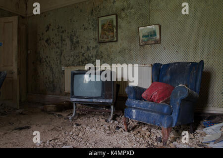 La Canonica è stata una casa di cura per gli anziani entro Rampton, Cambridgeshire. È chiusa da molti anni fa e da allora è diventata negligente. Foto Stock