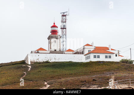 Cabo da Roca, attrazione turistica e limite dell'Europa continentale con il faro sullo sfondo Foto Stock