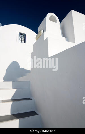 Edifici imbiancati contro il cielo blu, Imerovigli, SANTORINI, CICLADI, isole greche, Grecia, Europa Foto Stock