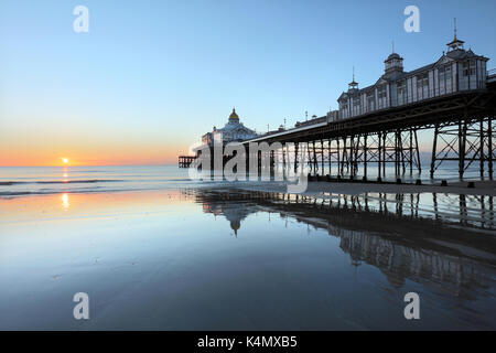 Eastbourne Pier a sunrise, Eastbourne, East Sussex, England, Regno Unito, Europa Foto Stock