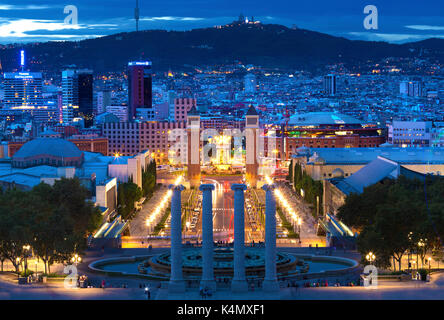 Visualizzare al crepuscolo dai passaggi per il Palau Nacional sulla collina di Montjuic di Barcellona, in Catalogna, Spagna, Europa Foto Stock