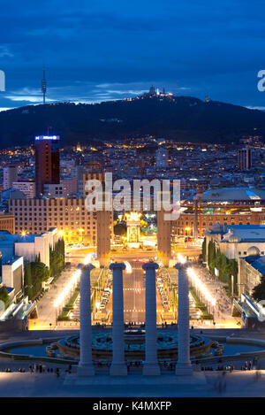 Visualizzare al crepuscolo dai passaggi per il Palau Nacional sulla collina di Montjuic di Barcellona, in Catalogna, Spagna, Europa Foto Stock