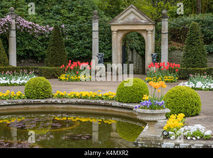 Compton Acres laghetto in giardino, cui canford cliffs, Poole, Dorset, England, Regno Unito, Europa Foto Stock