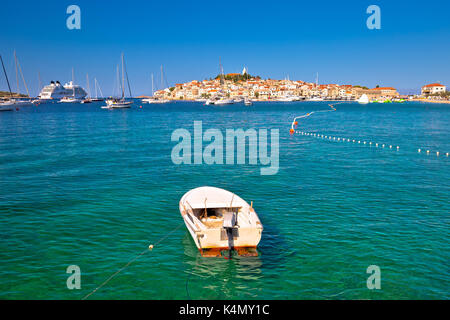 Scenic città turistica di primosten vista fronte mare, DALMAZIA, CROAZIA Foto Stock