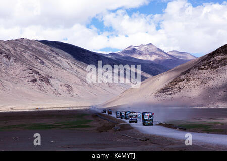 Carrelli in uno dei la più alta del mondo strade, il manali a leh autostrada, ladakh Himalaya, India, Asia Foto Stock