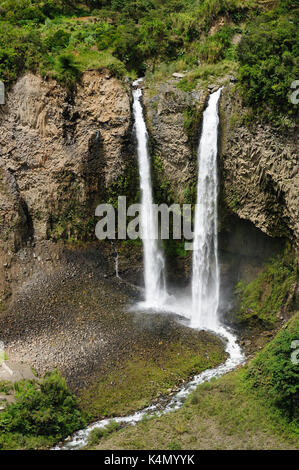 Bella cascata in cloud forest vicino a banos, uno di ecuadors più seducenti e una popolare destinazione turistica. Foto Stock