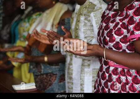 La preghiera, la domenica mattina messa cattolica, a Lomé, Togo, Africa occidentale, Africa Foto Stock