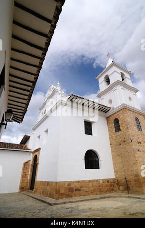 La Colombia, bella villa bianca con tetti di scandole nascosta dietro le mura di colonial villa de leyva. Iglesia del Carmen Foto Stock