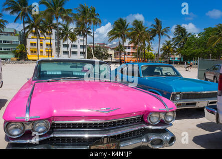 Auto d'epoca su Ocean Drive e architettura Art Deco, Miami Beach, Miami, Florida, Stati Uniti d'America, Nord America Foto Stock